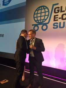Per Rasmussen fra eCapacity overrækker guld prisen til Aarstidernes stifter Søren Ejlersen, på Global e-Commerce Summit 2016 i Barcelona.